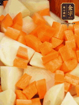 加土豆、胡蘿卜翻炒，隨后加入豆角、1勺鹽、1勺生抽、1勺蠔油、半勺老抽煸炒均勻