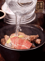 所有食材放入電飯鍋，加2勺料酒，足量的開(kāi)水，按煲湯鍵煮湯