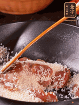 咸肉香腸下鍋煸出油脂香味，倒入洗凈的大米攪拌