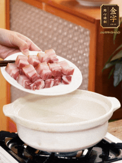 鍋內(nèi)倒油，下咸肉微微煸炒，再放排骨炒一下