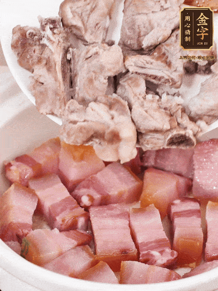 倒入開水燉煮，大火燒開后轉(zhuǎn)小火