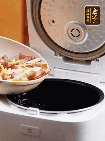 和洗凈的大米一起倒入電飯煲，攪拌均勻。水剛好沒過大米