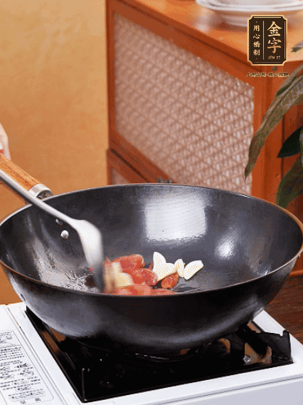 熱油，香腸微微煸出香味，加蒜片、小米辣