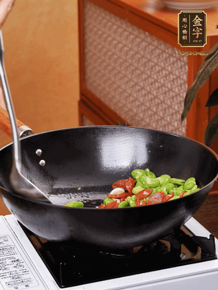 再放入蠶豆翻炒，加一點(diǎn)點(diǎn)醬油調(diào)味