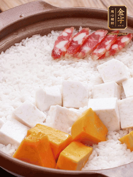 砂鍋涂油，放入泡好的大米。鋪上芋頭、南瓜，倒入開水剛好沒過，中火煮到水收干