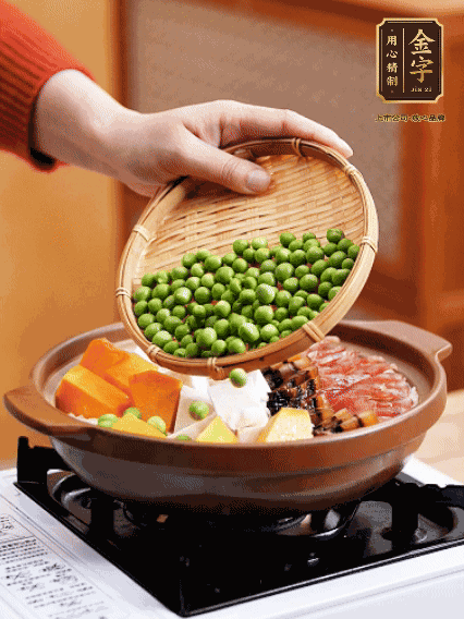 再鋪上臘腸、醬油肉、豌豆，小火煲6分鐘