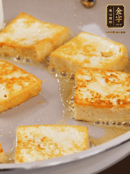 豆腐切片，兩面煎一下備用；春筍切段