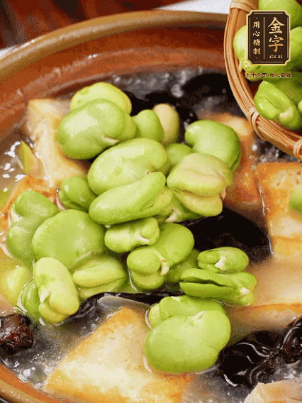 最后可以放豆瓣、木耳煮熟，依照個(gè)人口味加點(diǎn)鹽調(diào)味