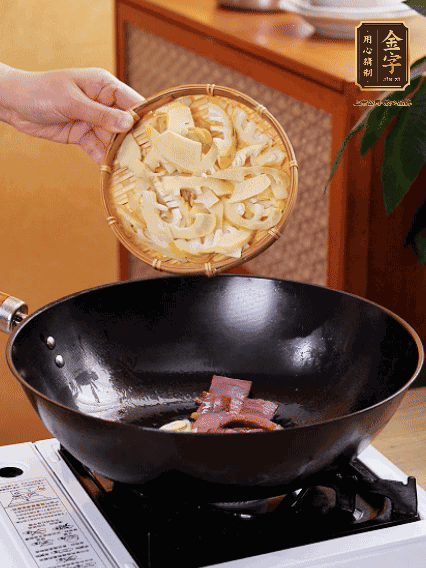 油熱，下蒜末、火腿煸炒出香味，再下筍片微微翻炒