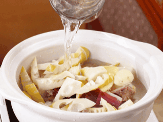 砂鍋中依次放入姜片、雞肉、春筍、火腿，加入足量的水，大火燒開(kāi)后，轉(zhuǎn)小火燉40分鐘