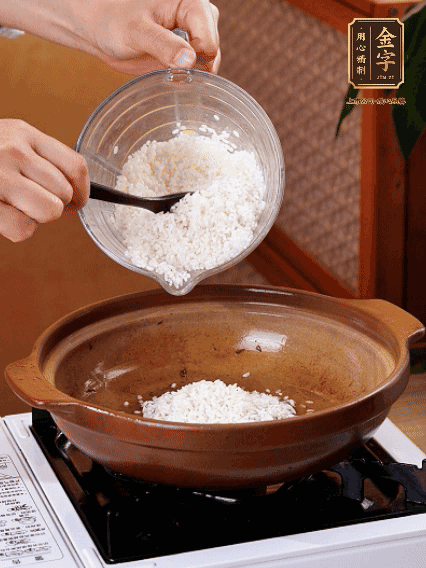 砂鍋中倒入煎羊肚菌的油，涂勻。加入提前浸泡過1小時(shí)的生米，再加入和生米齊平的水,,蓋蓋子，大火煮沸后轉(zhuǎn)小火煮至水分微干