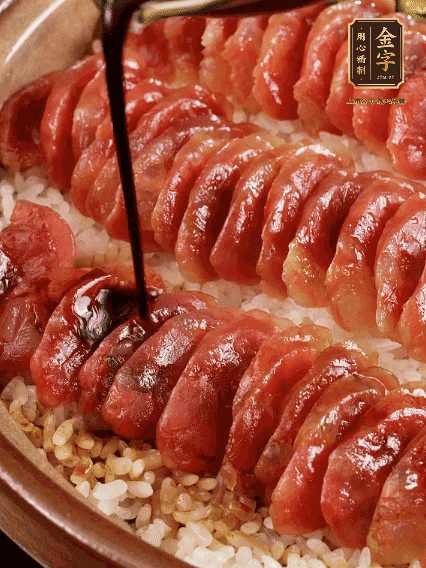 淋上醬汁攪拌均勻
調(diào)一個(gè)醬汁：生抽2匙、老抽半匙、蠔油半匙、白砂糖1/3匙、雞精1/3匙、香油5滴、水1匙