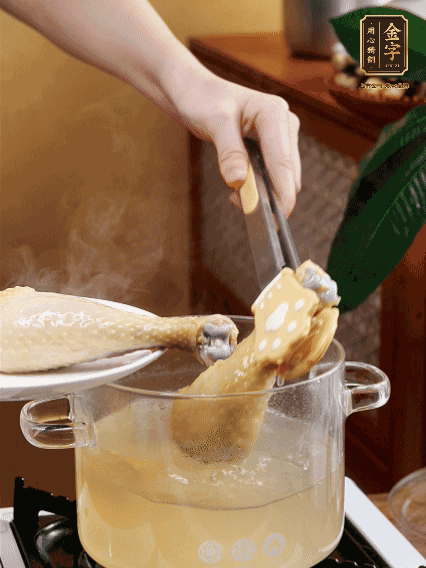 雞腿冷水下鍋，加蔥姜焯水，洗凈備用