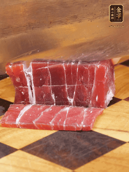 金字飄香火腿塊切片，溫水浸泡5分鐘