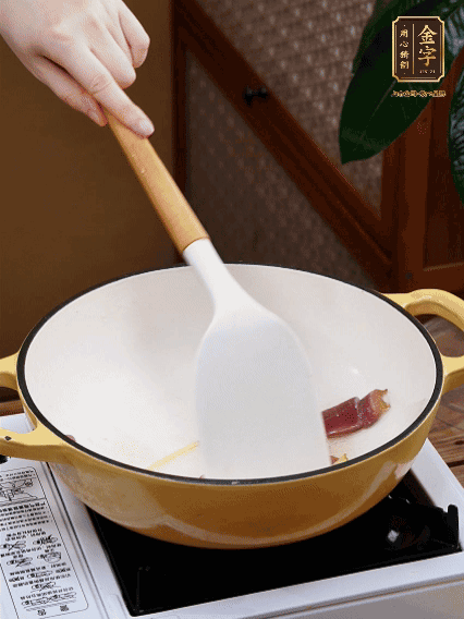 油熱，姜絲、火腿微微煸出香味