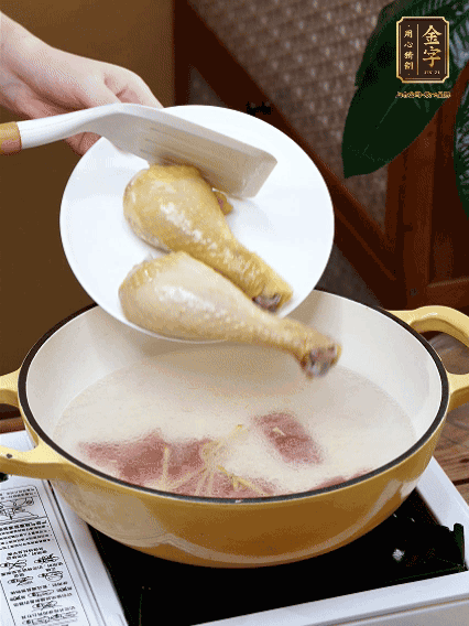 倒清水，放雞腿，大火煮開(kāi)轉(zhuǎn)中小火煮20分鐘