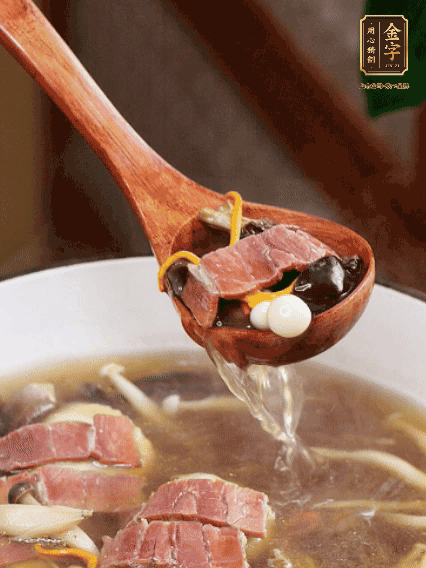 加羊肚菌、雞縱菌、蟲(chóng)草花、海鮮菇、白玉菇再煮20分鐘