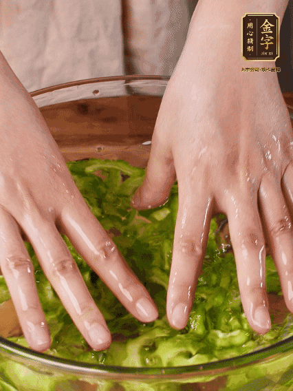 苦瓜去瓤切片，用鹽腌20分鐘，反復(fù)洗凈去苦味