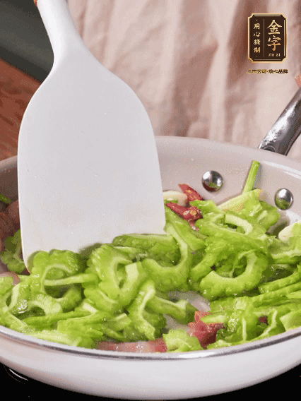 熱油，火腿、蔥姜、干辣椒煸香，再下苦瓜翻炒