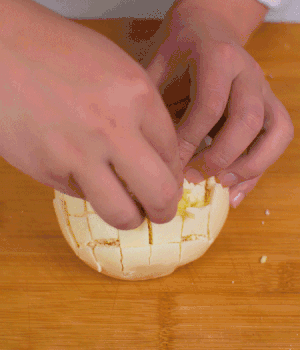 在縫隙里塞適量馬蘇里拉奶酪、再塞入淡火腿碎。