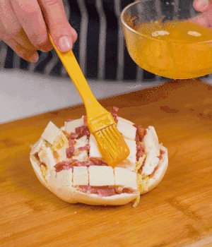 放在烤盤上，表面先刷一層玉米油，再刷一層蛋黃液。