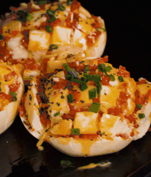 灑適量小蔥和黑芝麻，放入預(yù)熱的烤箱180度15分鐘。