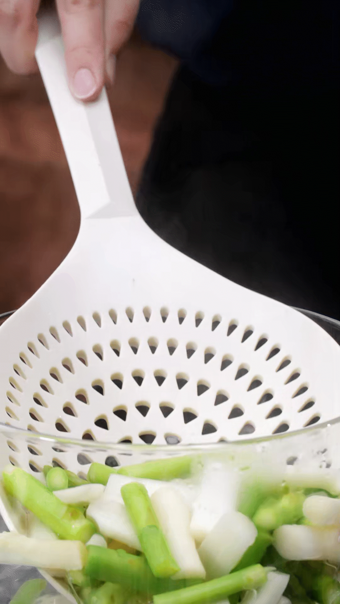 蘆筍切去老根，削皮后切斷焯水
