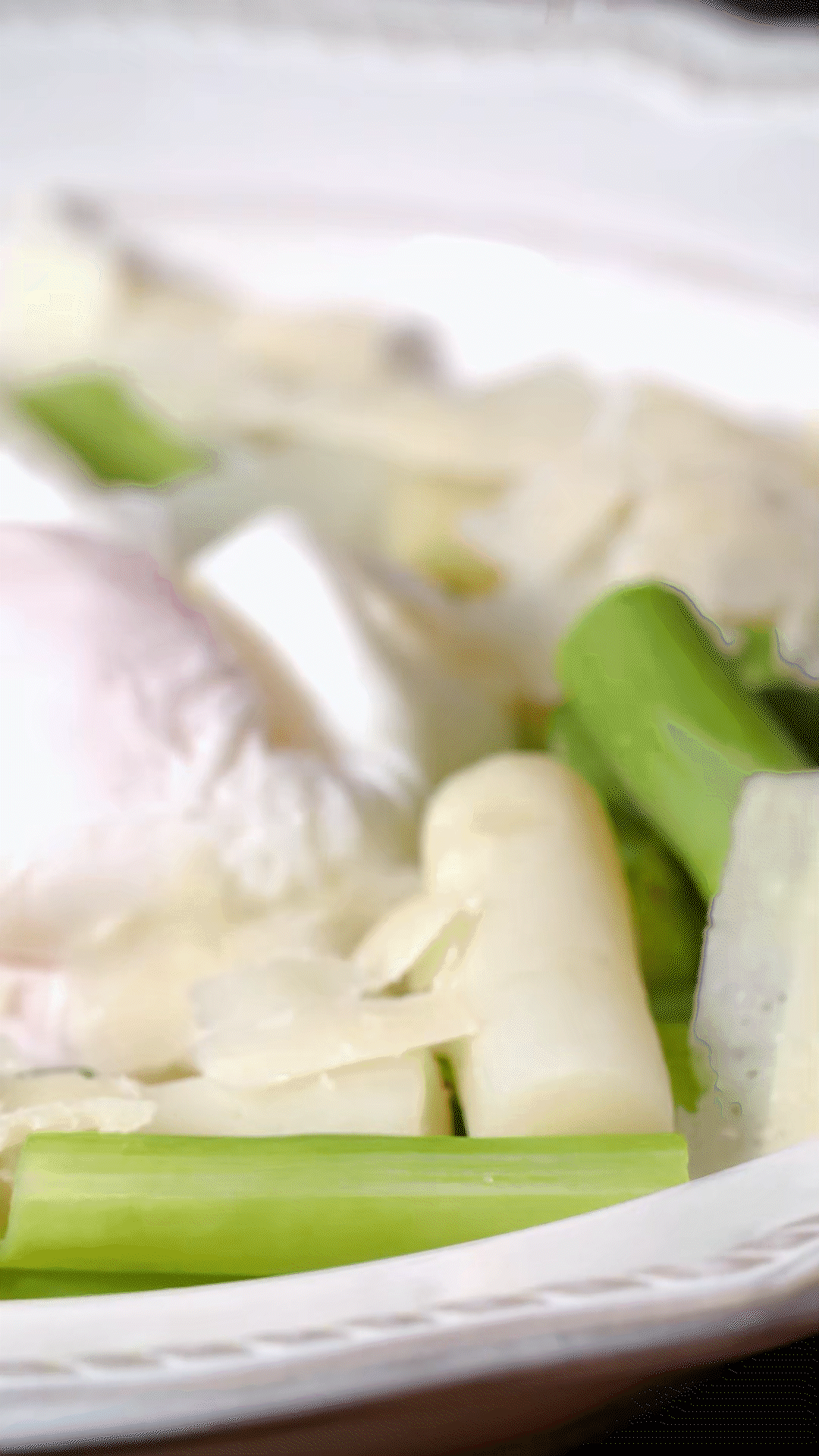 盤中放上蘆筍和雞蛋后，刨上適量干酪
