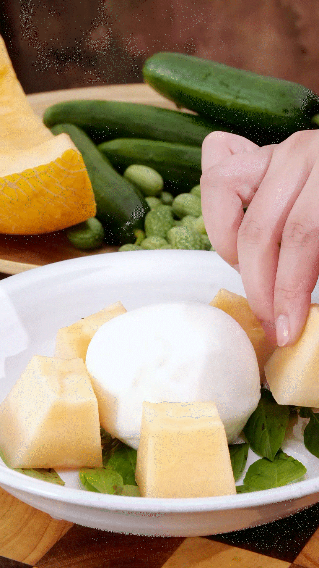 盤(pán)子底部放上羅勒葉
