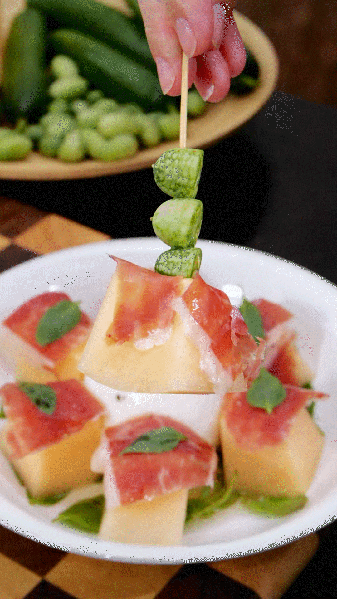 依次放上：布拉塔奶酪球、密瓜和巴瑪火腿