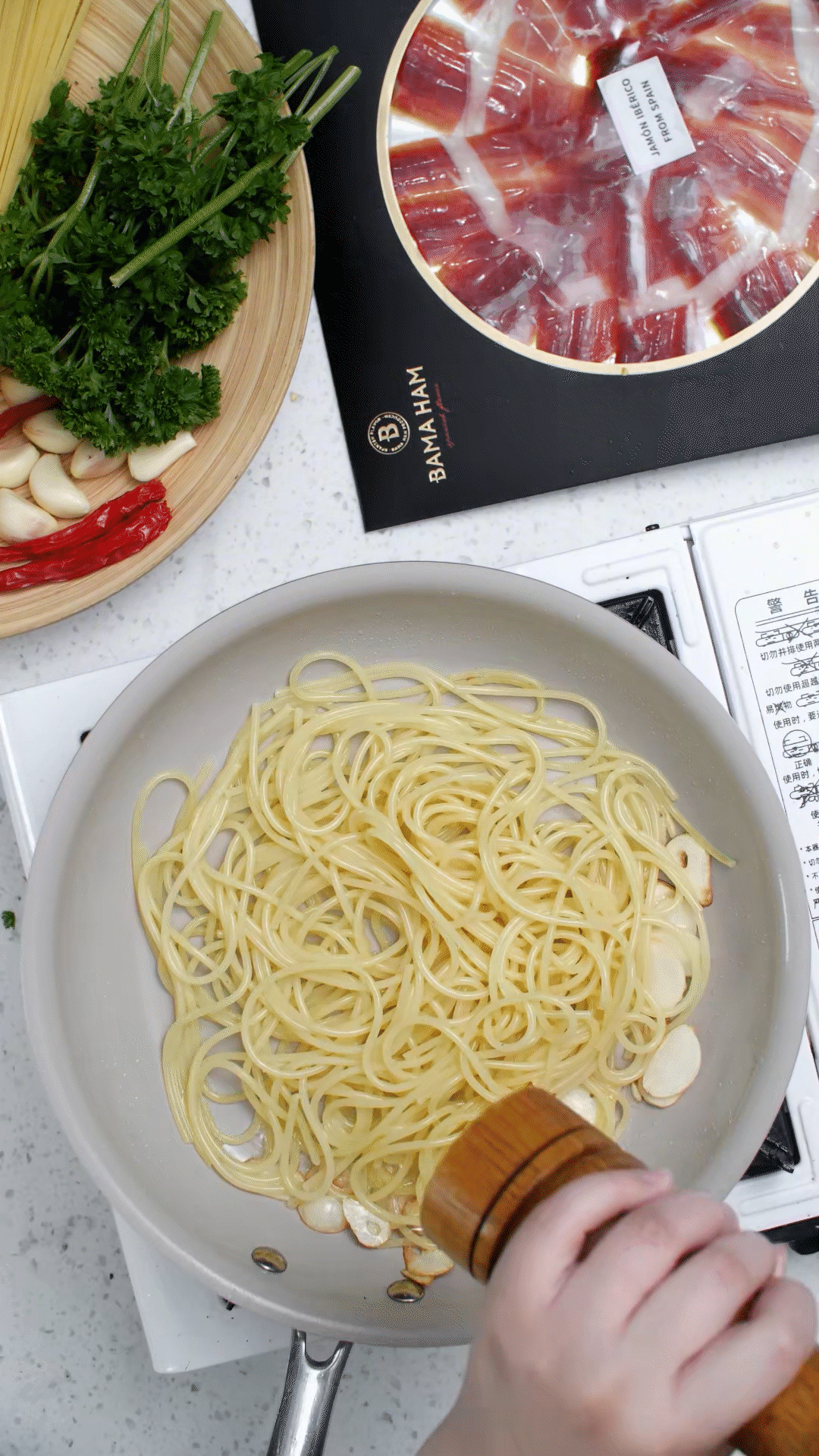 起鍋燒水，水開加入1勺橄欖油和1勺鹽，煮開后放入意面，水再次煮開后轉(zhuǎn)中小火，5號面約8-10分鐘
