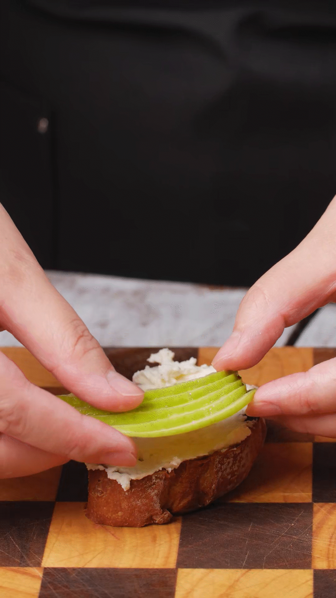 歐包抹上奶酪依次放上：蘋果、梨、藍(lán)莓
