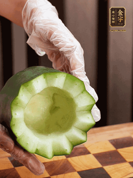 將小冬瓜洗凈，頂端切開去瓜瓤，改刀切口呈鋸齒狀