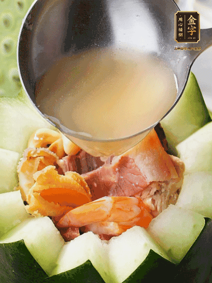 煮好后，盛入冬瓜盅。放入鍋中，可繼續(xù)燉煮，越燉越有味