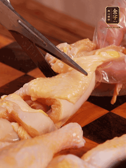 土雞處理干凈，切成大塊，加蔥姜、花雕酒、鹽腌制10分鐘