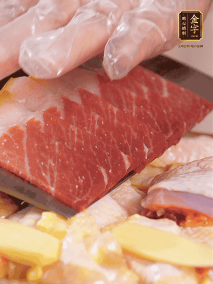 碼上金字火腿片，上鍋蒸足40分鐘