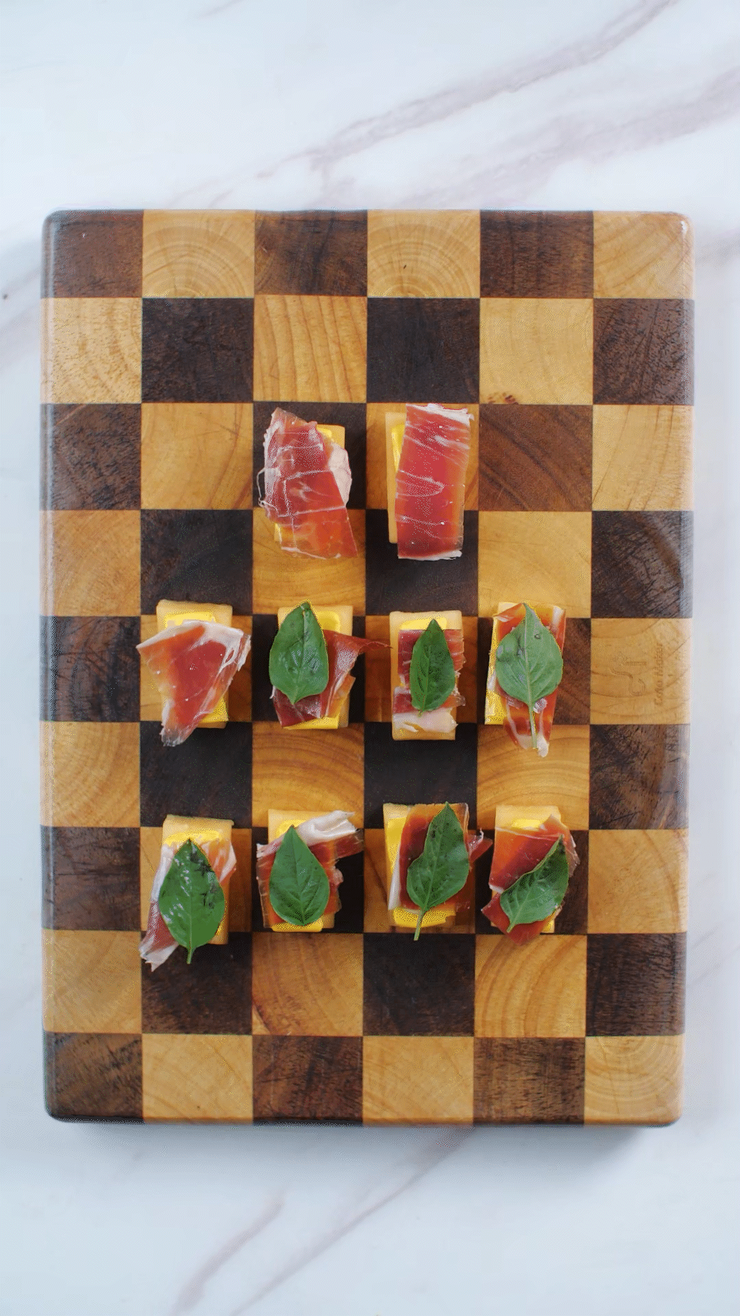 依次放上：奶酪、巴瑪火腿