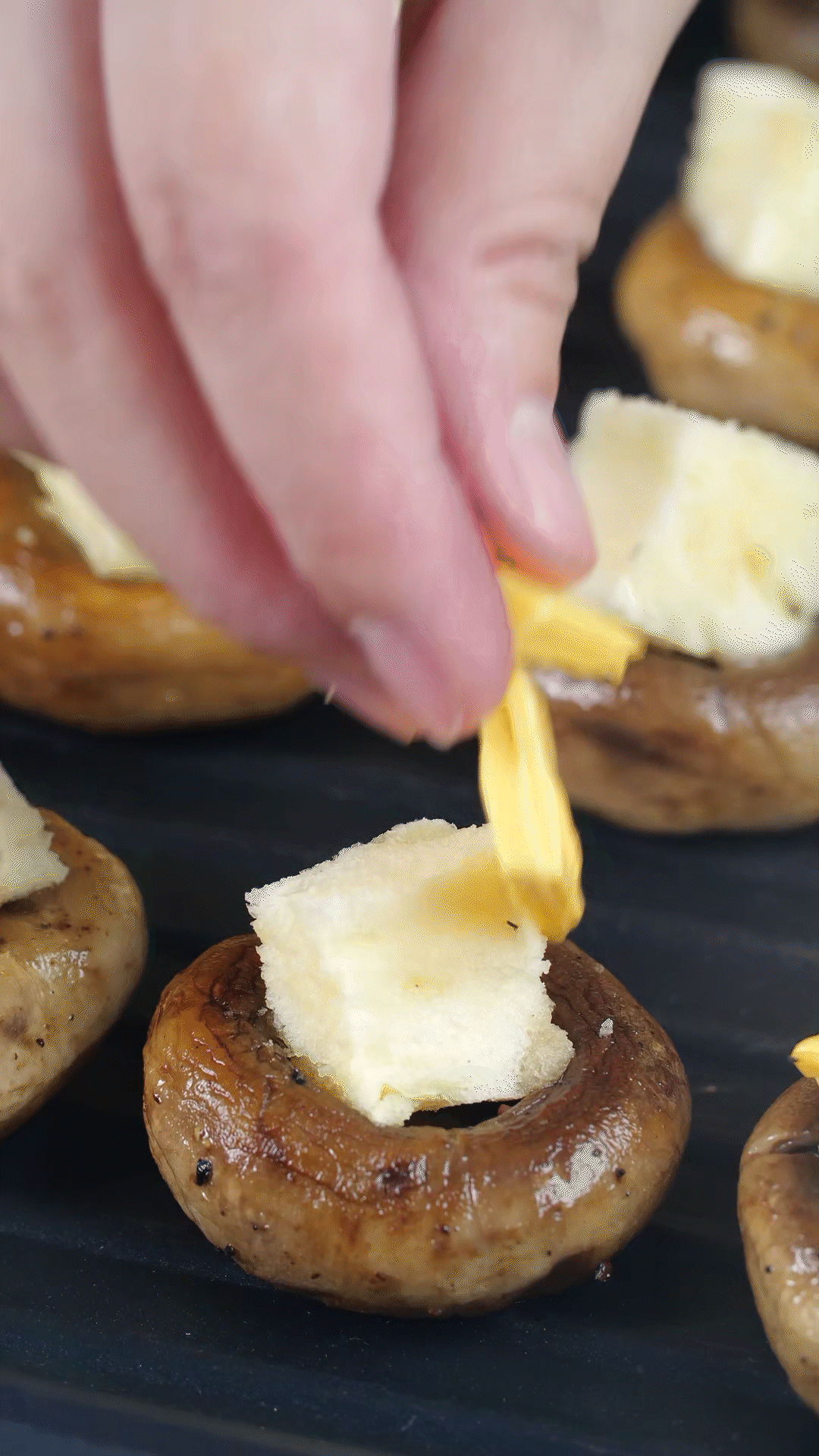 面包切小粒，放入口蘑凹處，蓋上芝士，烤箱180度烤10分鐘