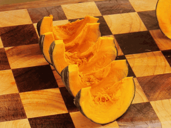 貝貝南瓜去瓤切小塊；干香菇熱水泡發(fā)，切條