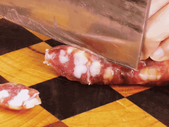 香腸少油煸出香味，下南瓜、板栗、香菇翻炒。2勺生抽、1勺老抽、1勺蠔油、1勺鹽、半勺糖調(diào)味