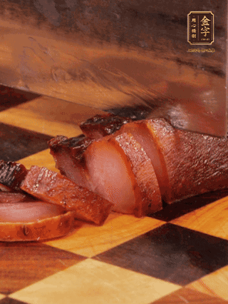 金字醬肉，煮熟切條；蓮藕去皮，切成條狀，焯水2分鐘