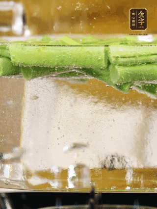 豆角切成段，加油焯水1分鐘