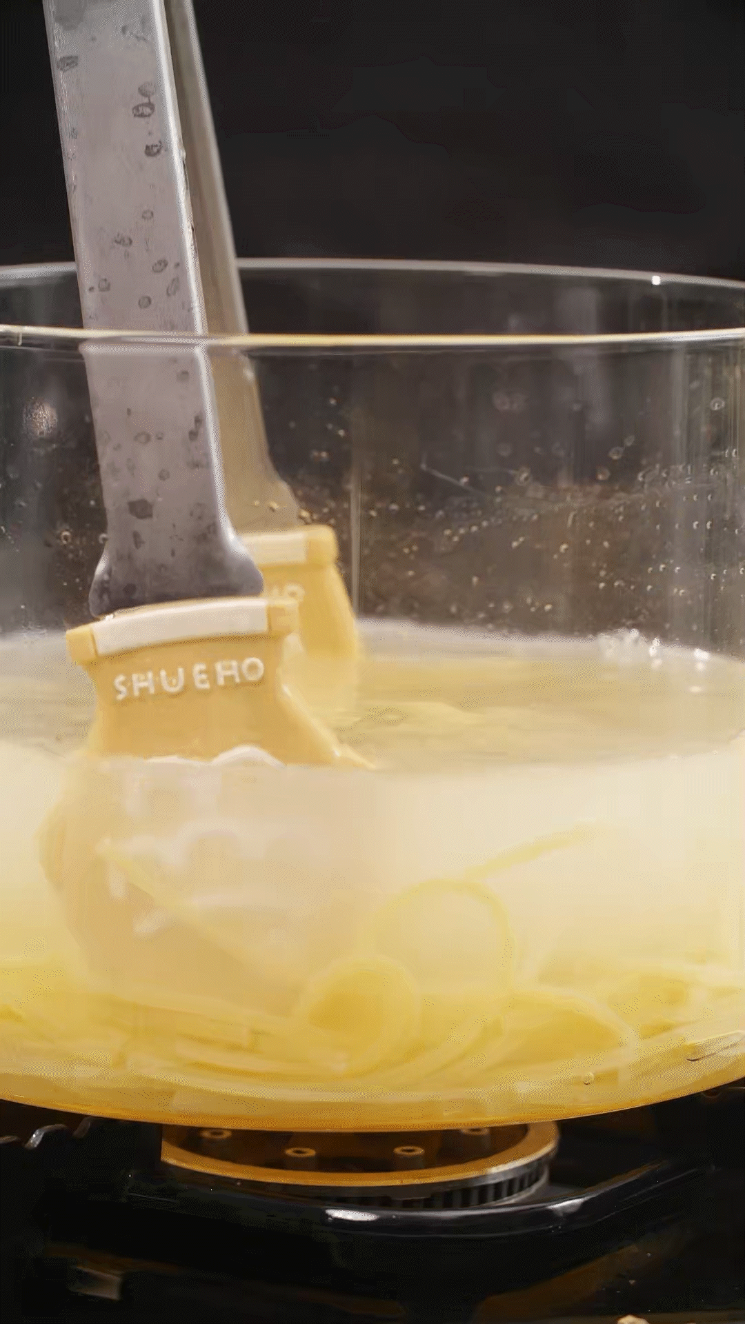 將意面煮熟，到自己喜歡的熟度。撈出過冷水，瀝干
