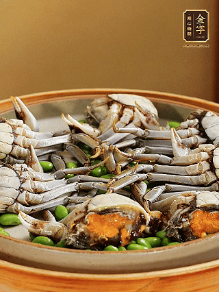 盤底鋪毛豆，依次放大閘蟹、咸肉， 淋一圈料酒、豉油。