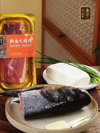 花鰱魚頭處理干凈（刮黑膜、除貼骨血、拔魚牙、剪魚鰭、刮凈魚肉表面雜質(zhì)），從中間劈開成兩半，擦干水分