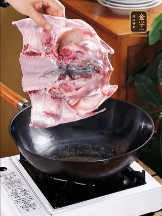 鍋里油燒熱（一半豬油、一半玉米油），放入魚頭，把魚頭煎至少兩面金黃