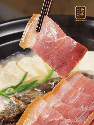 加入一丟丟鹽，撒點胡椒粉，蔥段點綴