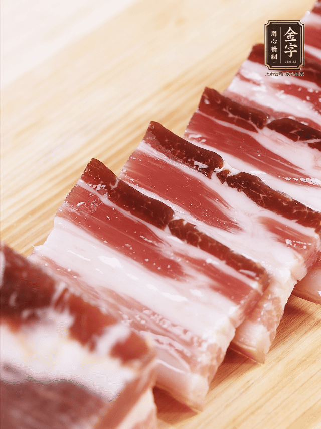 金字淡咸肉切厚片；金字淡咸肉、仔排加蔥姜、料酒焯水3分鐘，溫水洗凈。