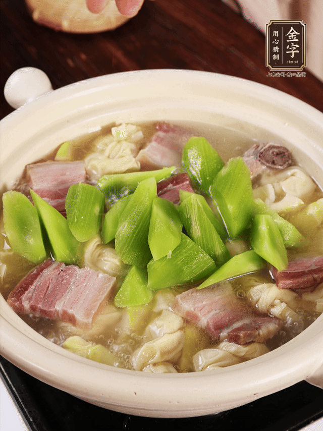 下春筍、百葉結(jié)，繼續(xù)燉15分鐘。最后下萵筍煮3分鐘，少許鹽調(diào)味。