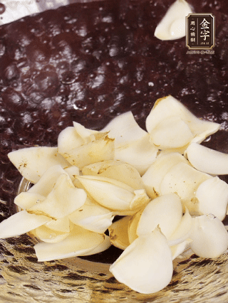 大蒜、生姜、紅蔥頭處理成粒。青辣椒切碎